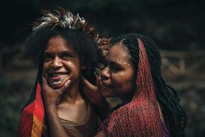 wamena, papua, indonesia, 01 de junio de 2022 primer plano de madre e hija con ropa tradicional, familia papua de la tribu dani. foto