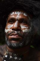 primer plano de la cara pintada dani tribu papua hombre. foto