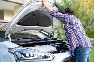 Sistema de motor mecánico de capó abierto para verificar y reparar daños en accidentes automovilísticos. foto