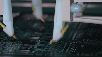 produção de placas de circuito eletrônico. diagnóstico de equipamentos automáticos de agulha e chips de testes. produção automatizada de chips eletrônicos. close-up de equipamentos robóticos na produção de alta tecnologia.