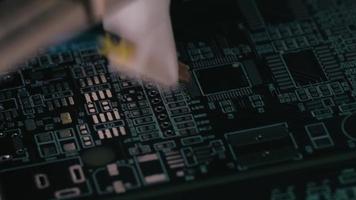close-up de equipamentos robóticos na produção de alta tecnologia. produção de placas de circuito eletrônico. diagnóstico de equipamentos automáticos de agulha e chips de testes. produção automatizada de chips eletrônicos. video