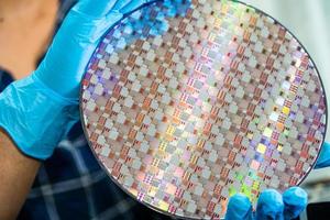 oblea de silicio para la fabricación de semiconductores de circuito integrado. foto