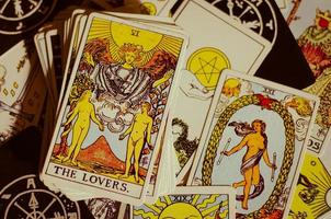 cartas del tarot con carta de enamorados y cartas de buen significado. foto