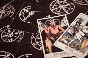 cartas del tarot con cartas de mal significado. foto