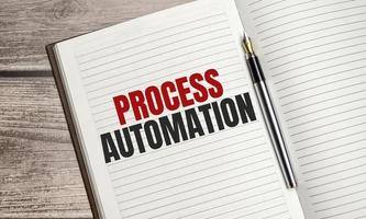 texto de automatización de procesos en diario marrón sobre fondo de madera foto