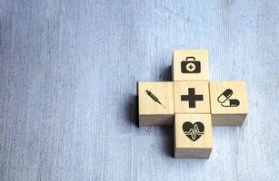 disposición de bloques de madera con mantenimiento de iconos médicos sanitarios foto
