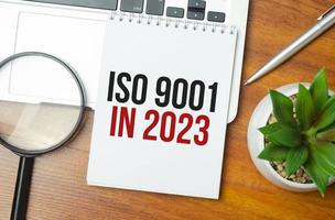 texto de escritura de palabras iso 9001 en 2023. concepto de negocio en el gráfico de la tabla foto