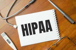 página con hipaa la ley de responsabilidad y portabilidad del seguro de salud de 1996 sobre la mesa con estetoscopio, concepto médico foto