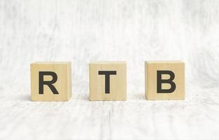 palabra rtb en cubos de madera sobre fondo blanco foto