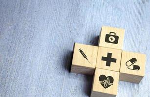 disposición de bloques de madera con mantenimiento de iconos médicos sanitarios foto