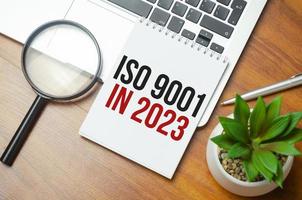 texto de escritura de palabras iso 9001 en 2023. concepto de negocio en el gráfico de la tabla foto