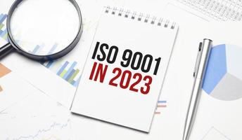 texto de escritura de palabras iso 9001 en 2023. concepto de negocio en el gráfico de la tabla foto