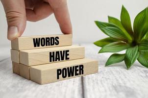 palabras palabras tienen poder escrito en letras del alfabeto de madera aislado foto