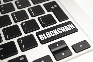 concepto de cadena de bloques. palabra blockchain en el fondo del teclado de la computadora foto