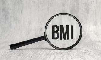 la palabra bmi está escrita en lupa y fondo blanco foto