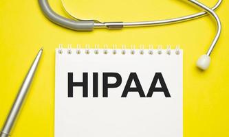 página con hipaa la ley de responsabilidad y portabilidad del seguro de salud de 1996 sobre la mesa con estetoscopio, concepto médico foto