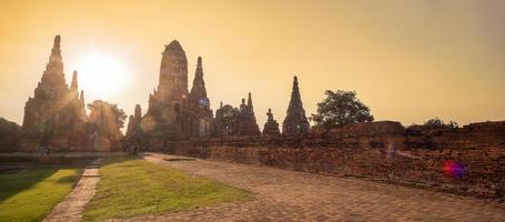 estupa antigua hermosa puesta de sol en el templo wat chaiwatthanaram en el parque histórico de ayutthaya, un sitio del patrimonio mundial de la unesco en tailandia. foto