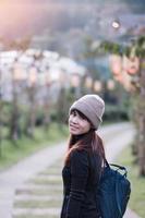 mujer turista feliz disfruta en el hermoso jardín de té. viajero visitando el pueblo tailandés de ban rak, mae hong son, tailandia. concepto de viajes, vacaciones y vacaciones foto