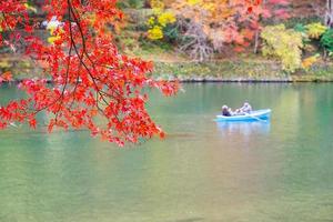 montañas de hojas coloridas y río katsura en arashiyama, hito del paisaje y popular para las atracciones turísticas en kyoto, japón. otoño temporada de otoño, vacaciones, vacaciones y turismo concepto foto