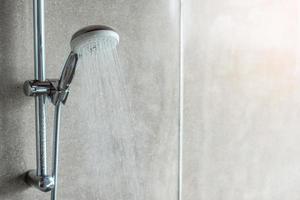 cabezal de ducha con fondo de pared en un baño moderno