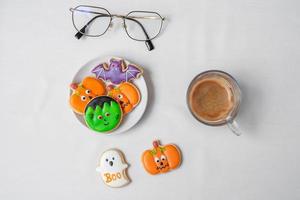 café expreso caliente o taza de chocolate con divertidas galletas de halloween. feliz día de halloween, truco o amenaza, hola octubre, otoño otoño, tradicional, concepto de fiesta y vacaciones foto