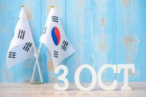 texto de madera del 3 de octubre con banderas de la república de corea. día de la fundación nacional, gaecheonjeol, día festivo de la nación pública y conceptos de celebración feliz foto