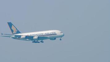 hong kong 10 november 2019 - singapore airlines airbus a380 nadert voor de landing op de internationale luchthaven, hong kong. video