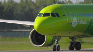 novosibirsk, federação russa 12 de junho de 2022 - airbus comercial de passageiros da s7 airlines na pista de táxi do aeroporto de tomachevo, novosibirsk. conceito de turismo e aviação video