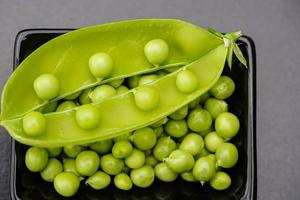 una pila de guisantes dulces verdes pisum sativum foto