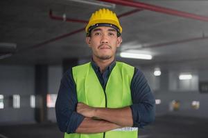 trabajador de la construcción en el sitio de construcción. retrato de trabajador de la construcción. foto