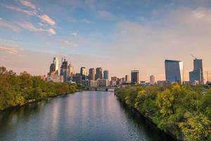 horizonte del centro de filadelfia, pennsylvania al atardecer foto