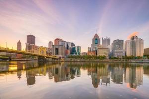 Panorama del centro de la ciudad de Pittsburgh en penumbra foto