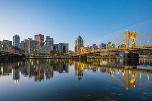 Panorama del centro de la ciudad de Pittsburgh en penumbra foto