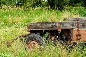 un viejo vehículo utilitario agrícola abandonado y olvidado en el viejo país de hamburgo foto
