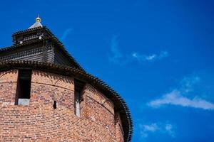 torre kremlin, copie el espacio. antiguo kremlin de ladrillo rojo ruso. centro turístico de la ciudad de nizhny novgorod. foto