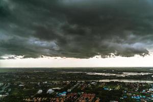la atmósfera antes de la tormenta y la lluvia con una gran nube negra en el condado de tailandia. foto