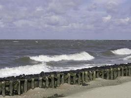 playa y dunas en la isla spiekeroog foto