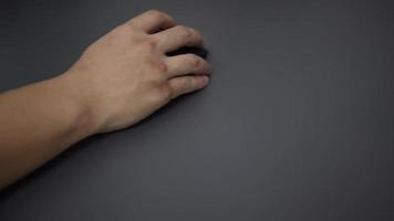 pijn bij het gebruik van de computer. office syndroom handpijn door beroepsziekte. masseert zijn hand en maakt beperkte handbewegingen. kantoor syndroom concept. video