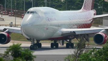 phuket, tailândia, 30 de novembro de 2016 - rossiya boeing 747 ei xlf taxiando antes da partida, aeroporto de phuket. vista do último andar do hotel centara grand west sands resort phuket video