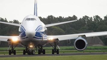 Amsterdam, Pays-Bas 25 juillet 2017 - airbridgecargo boeing 747 vq bfe tourner la piste avant le départ à polderbaan 36l, aéroport de shiphol, amsterdam, hollande video