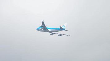 amsterdam, nederland 25 juli 2017 - klm royal dutch airlines boeing 747 ph bfn vertrek en klim op zwanenburgbaan 36c, luchthaven schiphol, amsterdam, holland video
