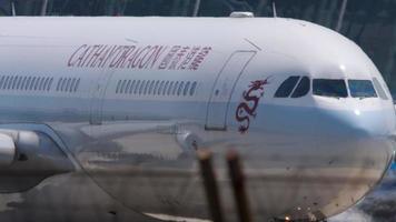 phuket, Tailandia 13 novembre 2019 - cathay dragon airbus a330 b hlj in rullaggio prima della partenza dall'aeroporto di phuket. video