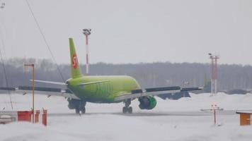 novosibirsk, fédération de russie 22 janvier 2017 - airbus 320 s7 airlines vp bog freinage après l'atterrissage. repérage non officiel à l'aéroport de tolmachevo ovb video