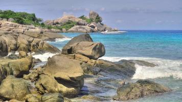 ondas turquesa rolaram nas rochas, praia da ilha de koh miang, ilhas similan, imagens hdr video