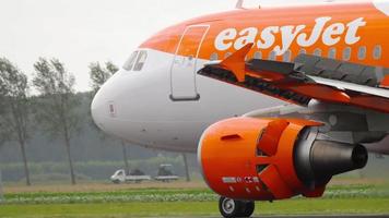 amsterdam, nederland 27 juli 2017 - easyjet airbus 319 hb jyn airliner remmen na landing op baan 36l poldebaan, internationale luchthaven schiphol video