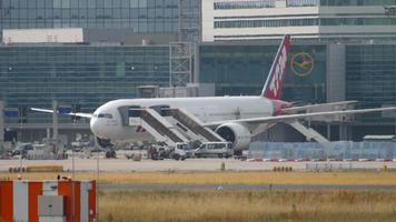frankfurt am main, alemanha 19 de julho de 2017 - latam brasil boeing 777 pt muc no avental antes do embarque do passageiro. fraport, frankfurt, alemanha video