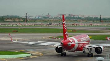 changi, singapur 25. november 2018 - airasia airbus 320 hs cbf rollen vor abflug am flughafen changi, singapur. video