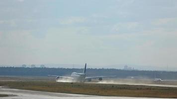 Francoforte sul Meno, Germania 20 luglio 2017 - decollo di un aereo a fusoliera larga a quattro motori. jumbo jet di aria coreana che prende velocità sulla pista, vista posteriore video