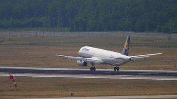 francoforte sul meno, Germania 19 luglio 2017 - aereo commerciale di lufthansa in atterraggio all'aeroporto di francoforte. concetto di turismo e viaggio, volo aereo video