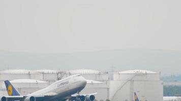 frankfurt am main, alemania 17 de julio de 2017 - lufthansa boeing 747 d abyl despegue con la pista 07c. fraport, frankfurt, alemania video